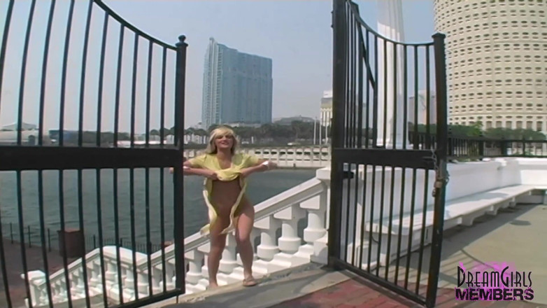 Dream Girls: Ava memancut bogel melalui pusat bandar Tampa