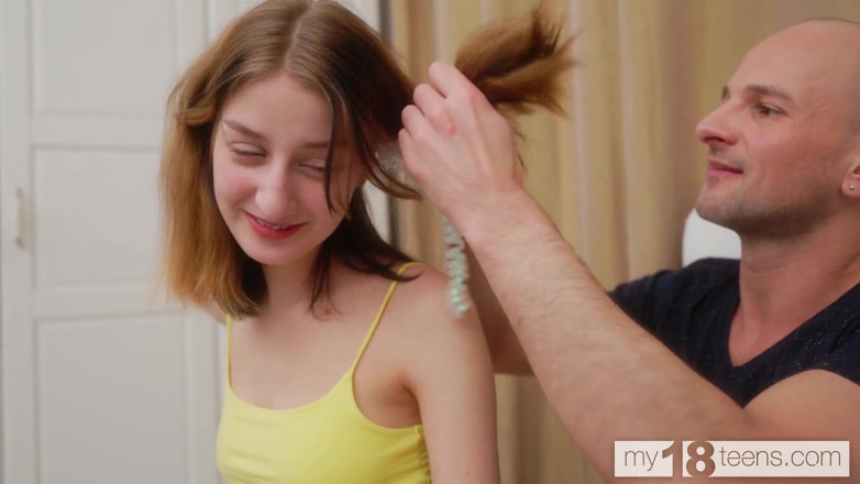 My 18 Teens: O careca deu para chupar seu pau e a fodeu...