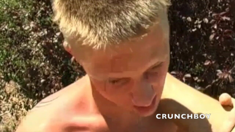 STRAIGHT BOYS CURIOUS FROM PRAHA: Genç heteroseksüel adam açık havada eşcinsel arkadaşını sikiyor
