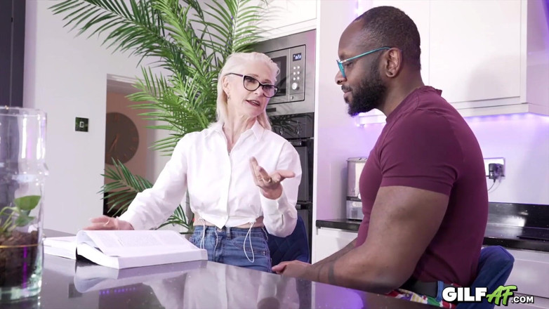 Gilf AF: graini tyootar Jacy, axel ke bare kaale ki savaari karti...