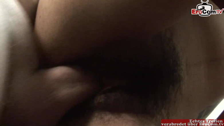 EroCom: 在色情制作期间，毛茸茸的小奶子黑头发青少年