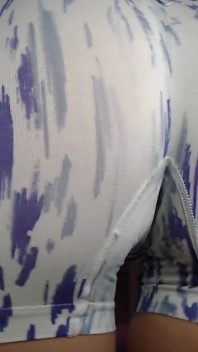 Sexy brunetka s velkým zadkem zkouší oblečení v tělocvičně