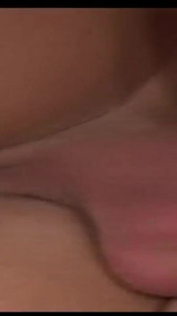 大胸部美丽的金发女孩的阴户以后入姿势啪射在奶子上