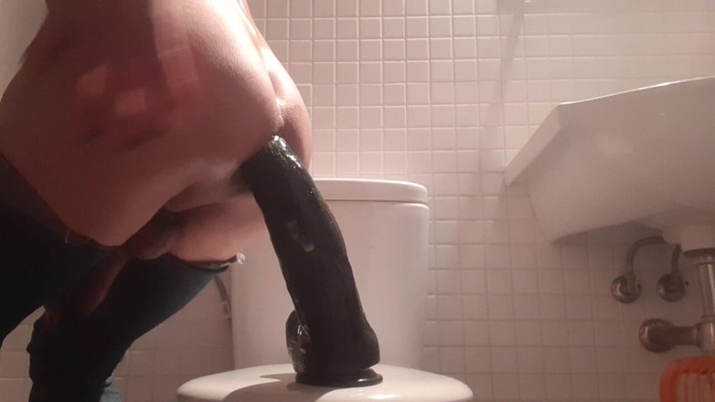 Nikka83: Cewek sange ini muncrat sambil jongkok pakai dildo nere