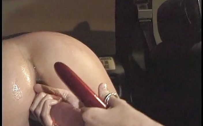 VOP Porno: Две возбужденные лесбиянки обожают жестко трахаться в машине