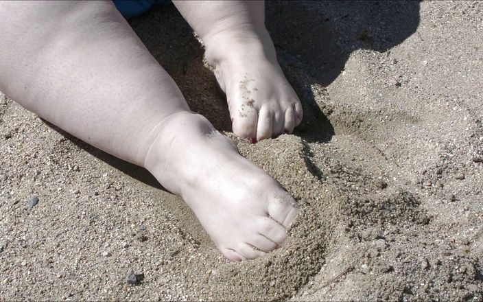 Foxy Rose: Foxy Rose的脚在沙滩上