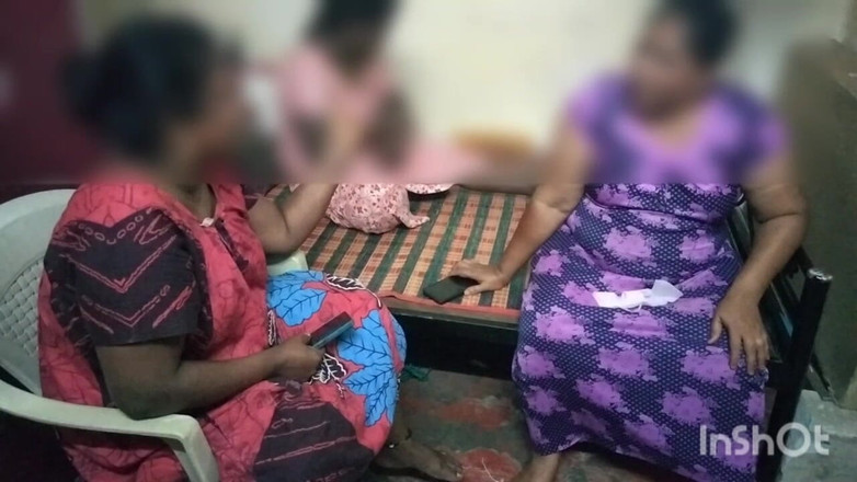 Tamil lesbian: Tres tías en caliente discusión