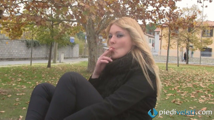 Foot Fetish HD: Bella bionda fumatrice mostra i suoi piedi all'aperto