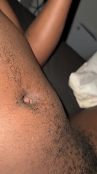 私の親友は私が彼女のポルノにオナニーしているのを見つけ、それについて密かに自分自身を弄びました