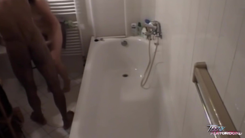 Czech Pornzone: Nadržená osmnáctka šuká v koupelně