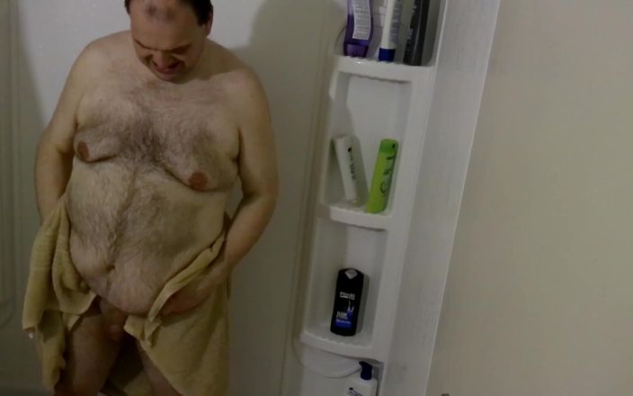 Caressonnous: Qui vient prendre la prochaine douche avec moi ?