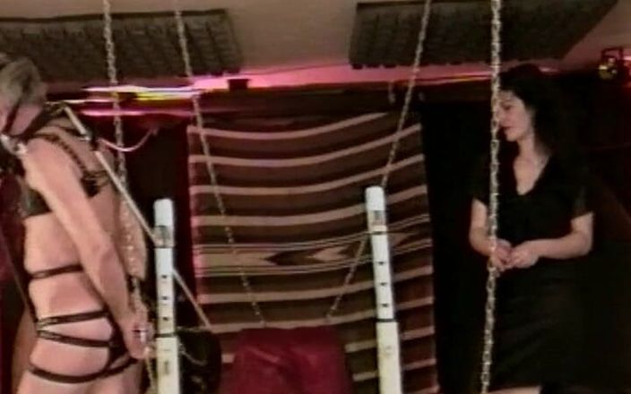 Filles Francaises: कामुक फ्रेंच रंडी बंधन वर्चस्व दब्बू माचो नंगा नाच का मजा ले रही है