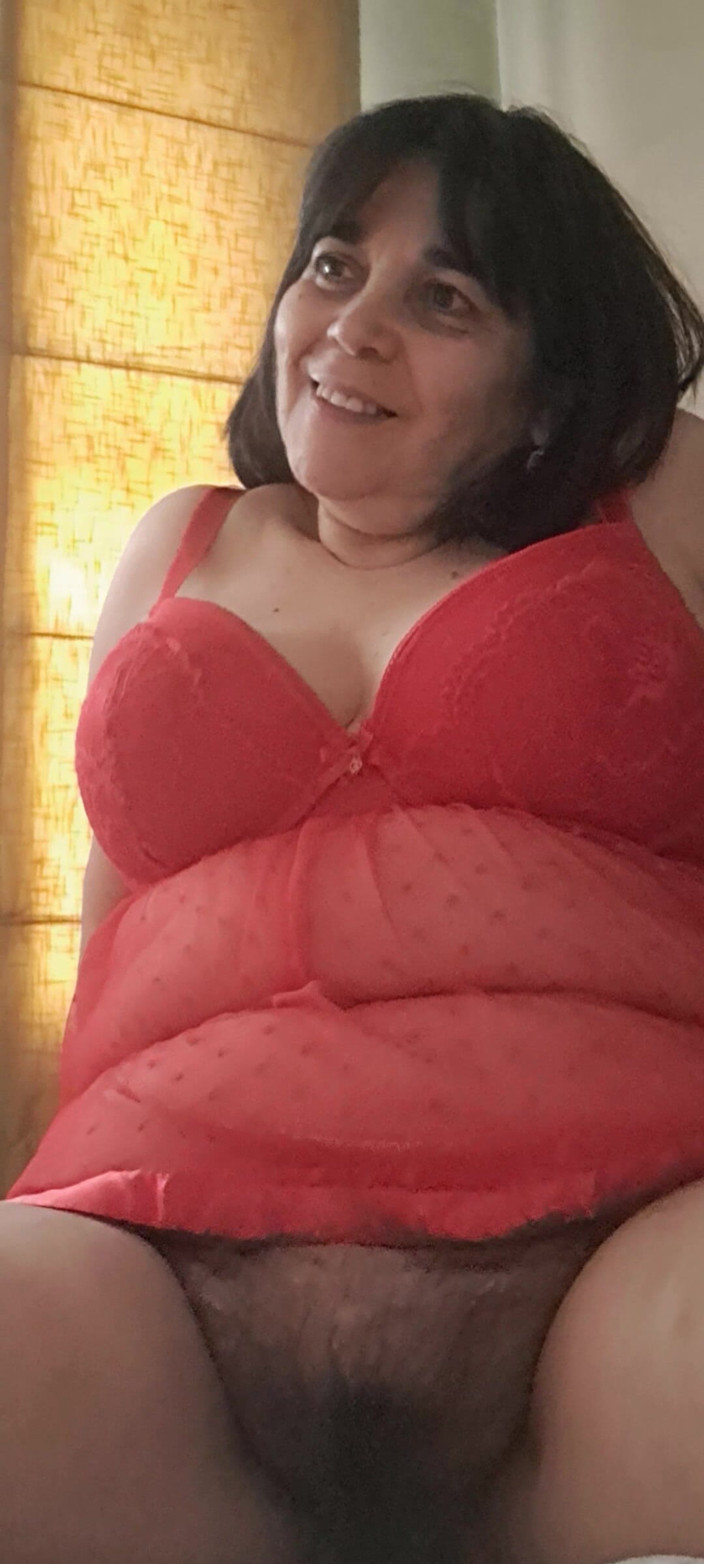 Mommy big hairy pussy: La matrigna in una sexy videocamera rossa