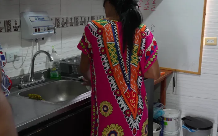 Amateurxxx: I Seduce My Horny Stepsister While She's in the Kitchen