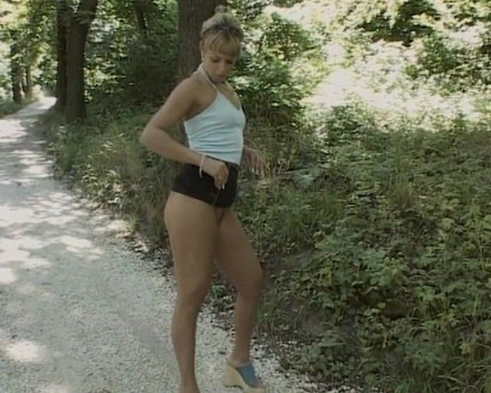 BB Video - Old School: Немецкая тинка писает соло-блондинка в любительском видео