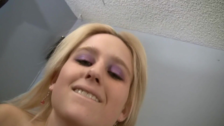 Tight little babes: La modella ucraina con grandi tette dà piacere a un...