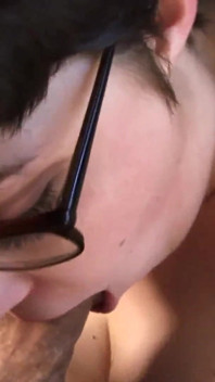 Niegrzeczna przebita laska ssie swojego kutasa w POV