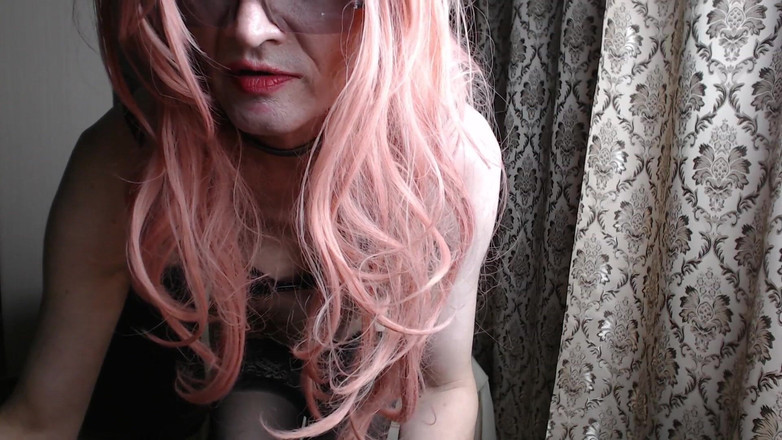 violet_bisex: 全裸の淫行者がゲストとおしゃべりに姿を現す