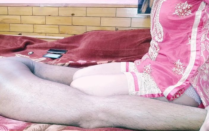 Bolly Karma: Fată desi face sex cu iubitul
