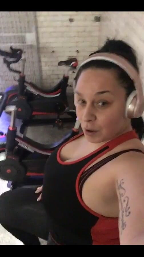 Anastasia Lux: 在健身房锻炼...有氧运动先于举重，是的，我每周训练 5 次，每次训练 2 小时