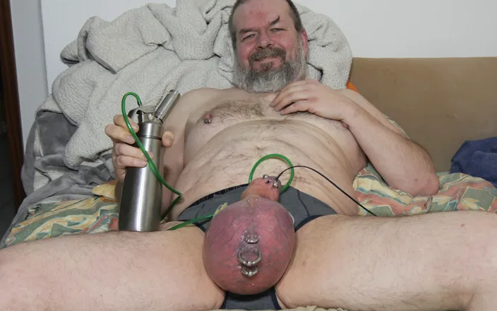 Qualzucht: I Inflate My Scrotum to Enormous Size and Cum!
