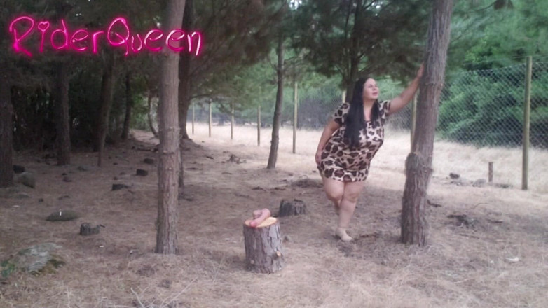 Riderqueen BBW Step Mom Latina Ebony: Une belle-mère sexy en plein air dans les bois qui...