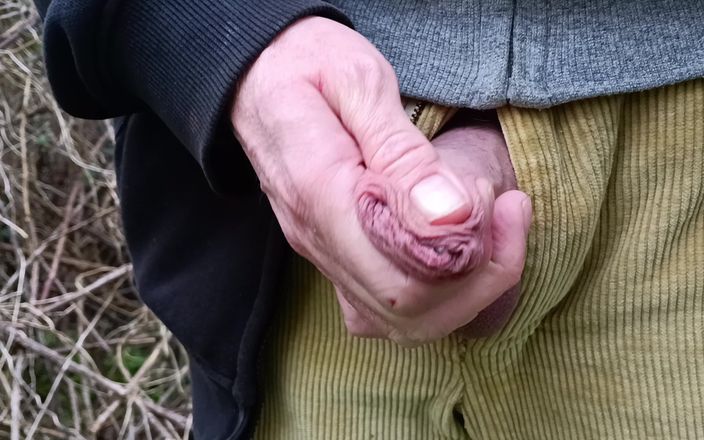 Rockardglans: 穿着绳子在户外撒尿，在树林里自慰并高潮 - Rockard Daddy