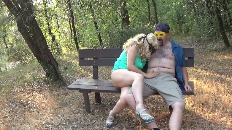 Peccatrici Produzioni: Brudna amatorka para uprawia seks w ogrodach