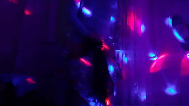 Lesbian-illusion: 파티에서 모두가 춤을 추는 동안, 우리는 낯선 사람과 섹스하기 위해 코너로 갔습니다.