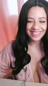 Chica joven deliciosa en la webcam golpeando el consolador hasta el fondo