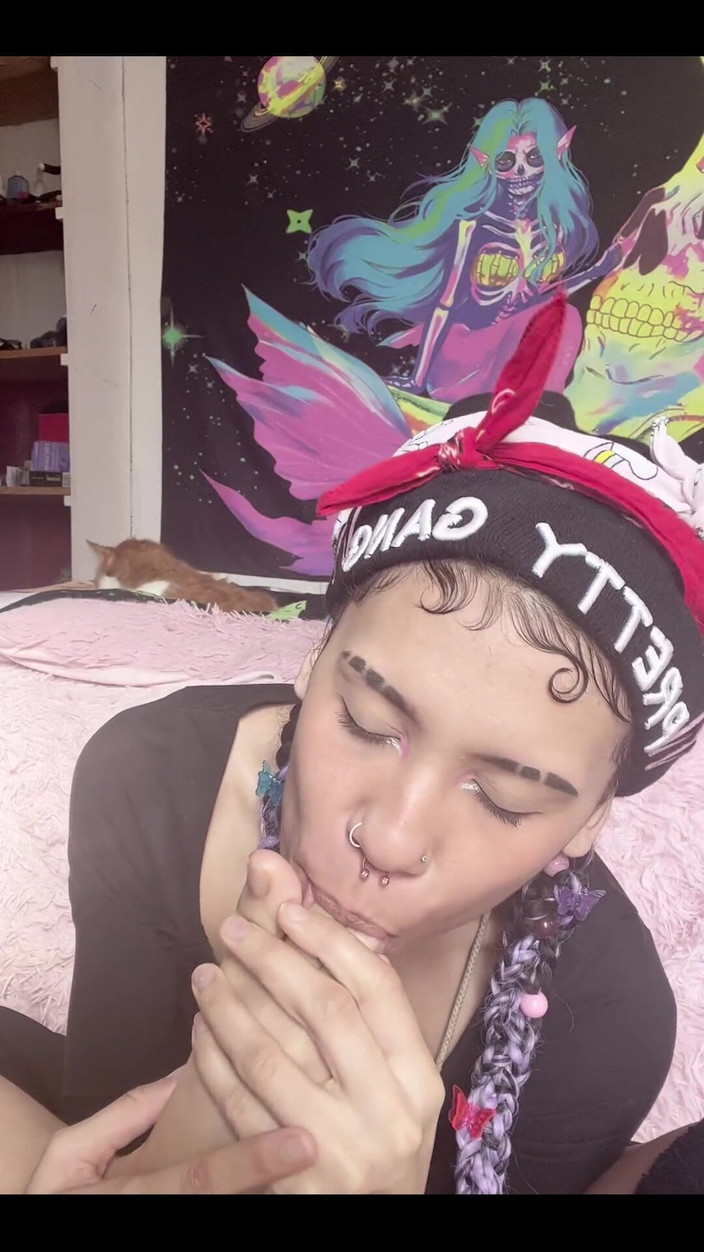 theunholychi: 내 아름다운 벌거벗은 발바닥이 침으로 흘러내리고