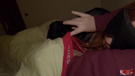 새엄마와 침대를 공유해.나는 그녀의 입에 자지를 넣었고, 그녀는 갑자기 빨기 시작했다.