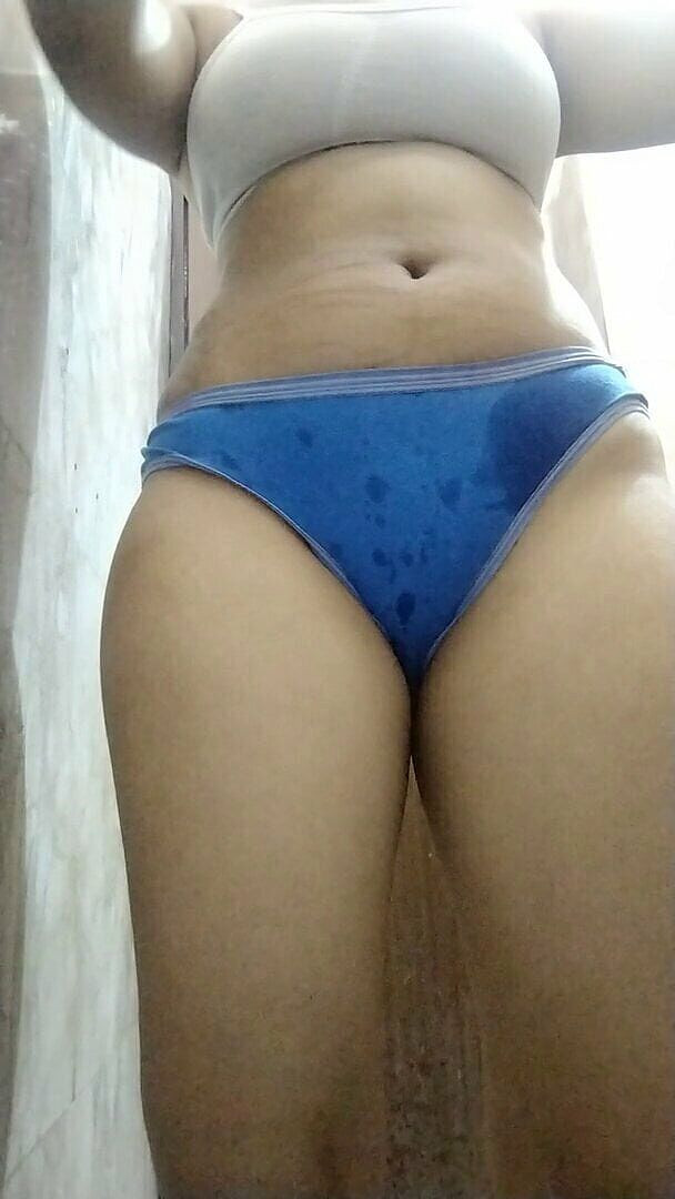 Riyathakur: 목욕하는 Riya의 비디오를 만든 다음 그녀를 위협하고 그녀의 친구와 함께 그녀를 떠났다.