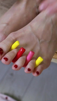 Tease toe ngọt ngào - kẹo đầy màu sắc giữa các chân của cô ấy