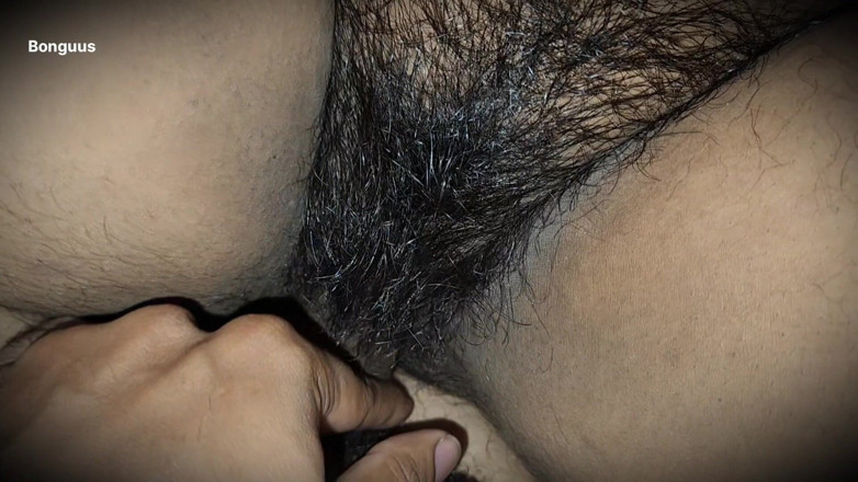 Riya Bonguus: Moje nevlastní švagrová, chytila můj penis v noci.