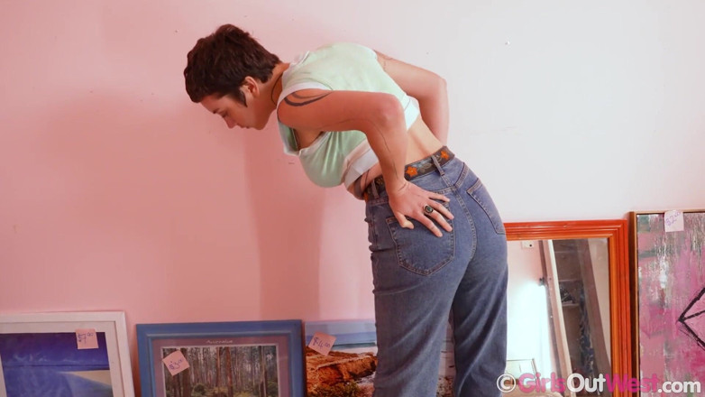 Girls Out West: Brunette met grote tieten krijgt haar harige kut en kont...