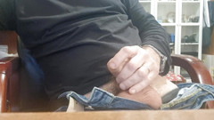 Jordance: Un grande cazzo sborra masturbandosi in ufficio