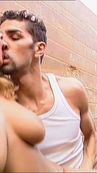 Blonďatá MILF dostane tvrdý sex se dvěma velkými tvrdými ptáky