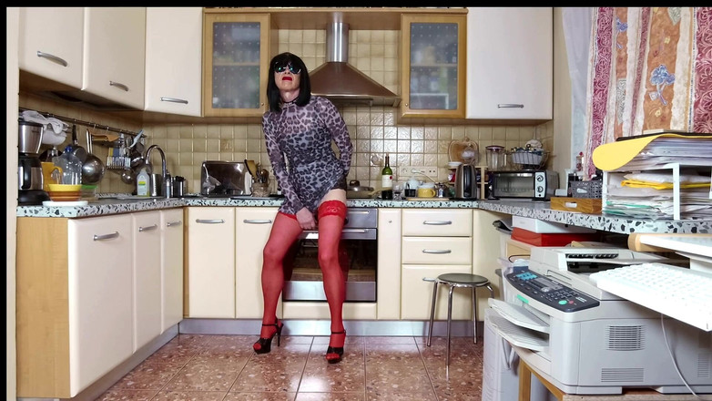 Sissy Cummy Lingerie: Michelle Işten Sonra Akşam Yemeği Pişiriyor Ve Aynı Zamanda Bir...
