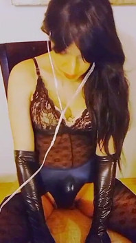 Shemale porno izlerken heyecanlanır
