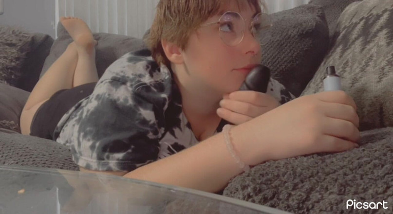 Mushroombitchx: Netflix &amp; Chill;吸烟