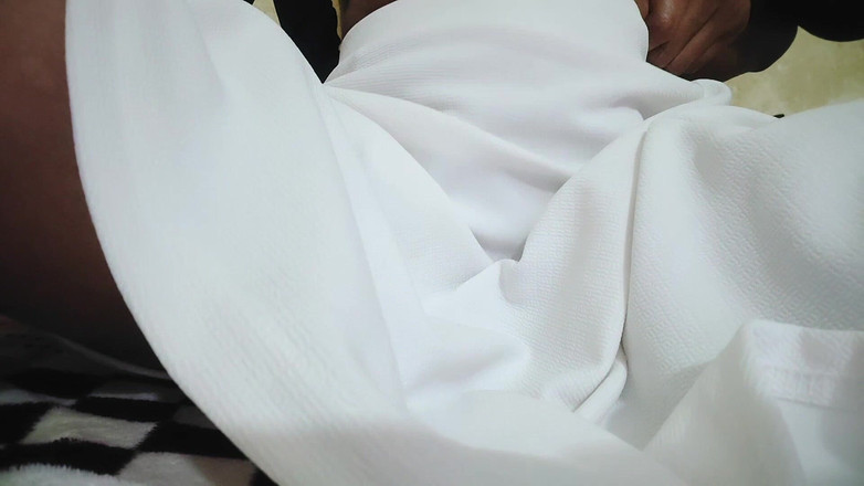 hot suman: かわいいポルノ動画 インドのヒンディー語音声 部屋でのセックス スージーが白いスカートを履いて膣を開く