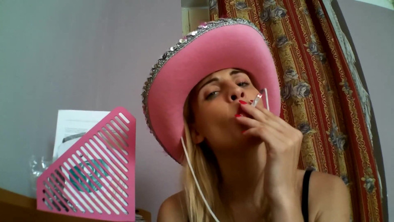 Solo Austria: ¡El decadente fumar de la princesa Kimberly en primer plano!...