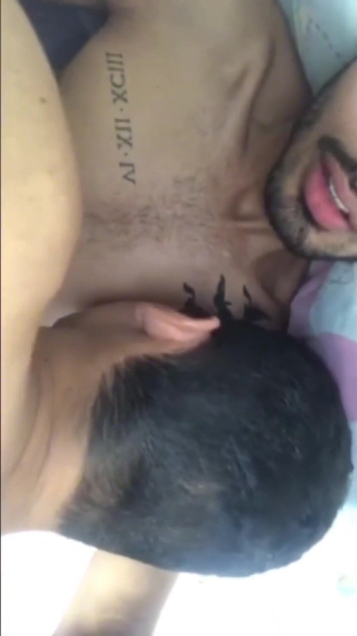 Leandro e Asafe: 건물 계단에서 이웃을 먹어