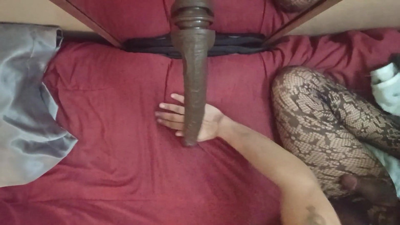 KNKY Bee: Bancomat blondă bee pe la spate