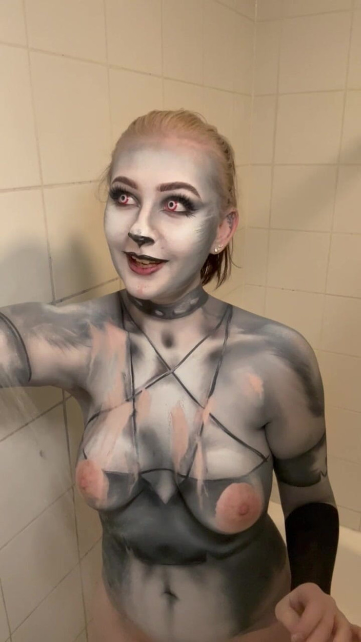Em Yang: Cosplay Loona Wolf удаление бодиарта и игра с сиськами