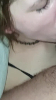 Domácí amatérská děvka v sexy prádle saje velký penis se spermatem na obličeji