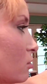Kuasa ciuman lesbian blonde membawa kepada jari ajaib dan cunnilingus