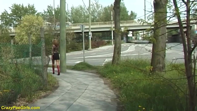 Crazy pee girls: Молода красуня з маленькими цицьками писяє на публіці