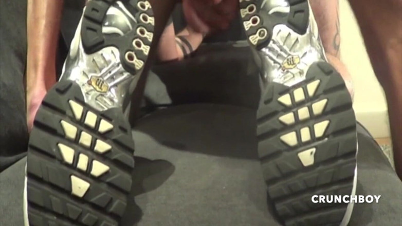 STRAIGHT BOY CURIOUS: Sottomissione di sneaker nel divano di casa